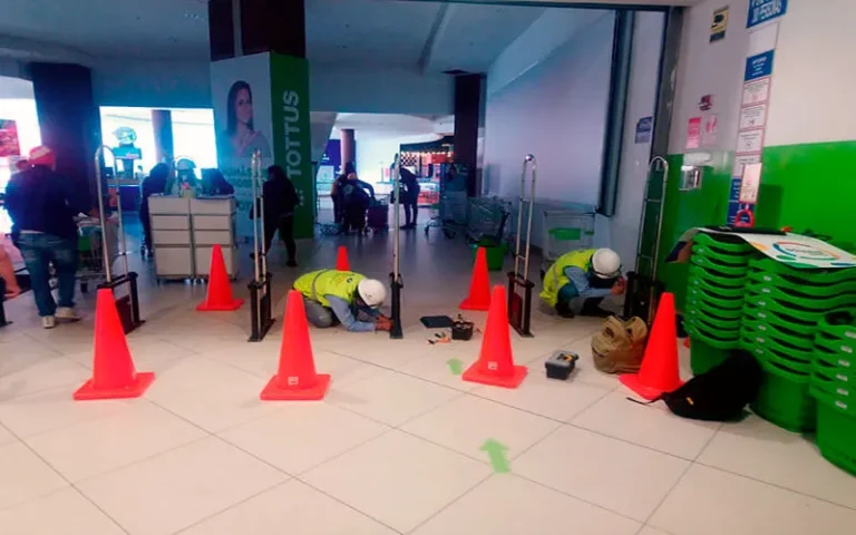 "Trabajadores Instalando Antenas EAS"